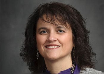 신입생에게 발표하는 Tammy Perez의 사진