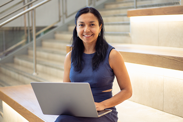 노트북을 사용하는 여학생 루리