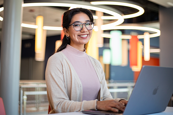 노트북을 사용하는 여학생 아라셀리