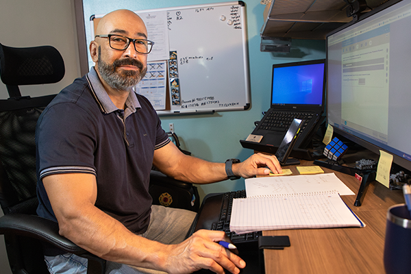 집에서 노트북을 사용하고 있는 남학생 로저