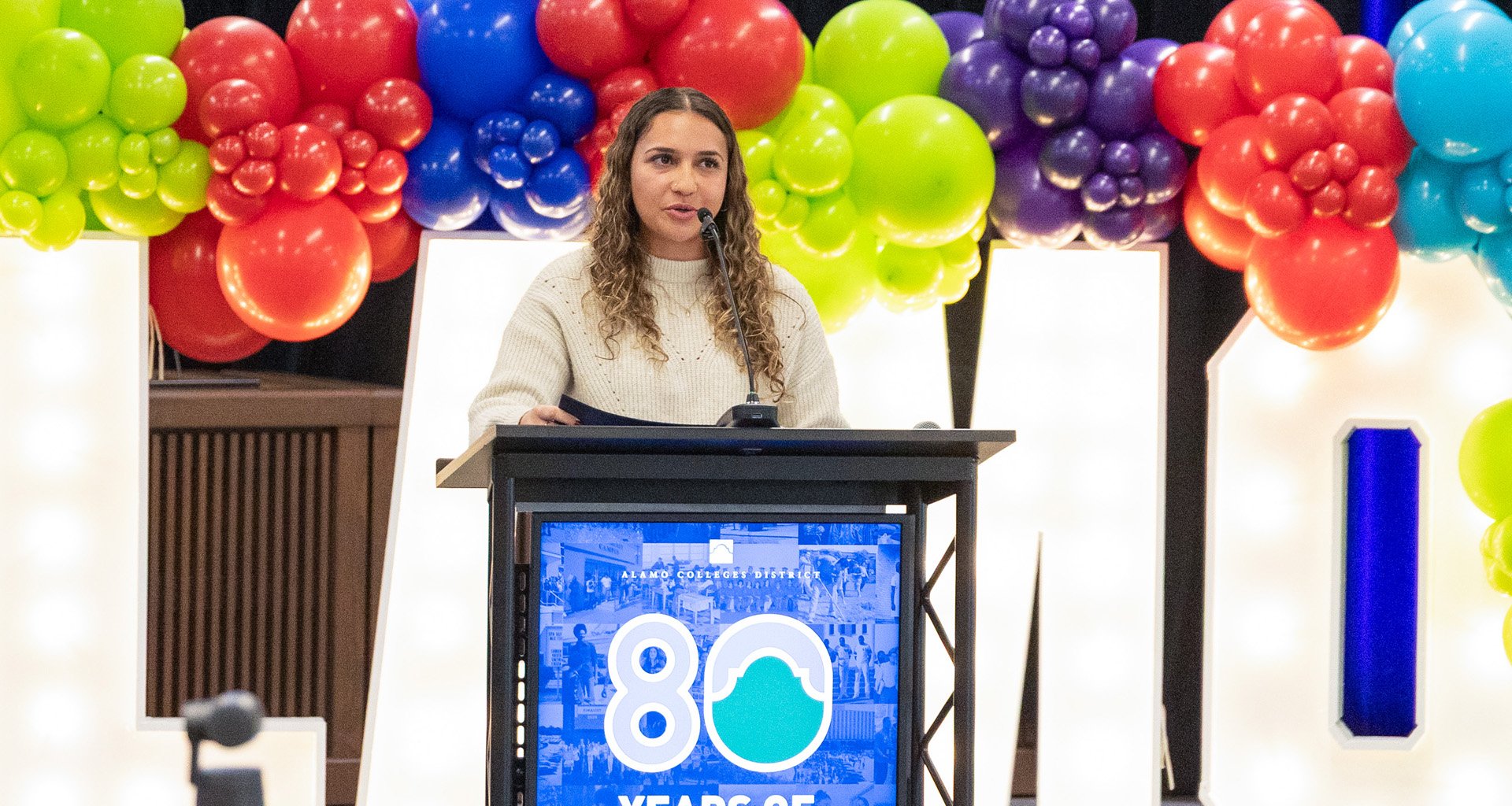 연단에서 연설하는 SPC 학생