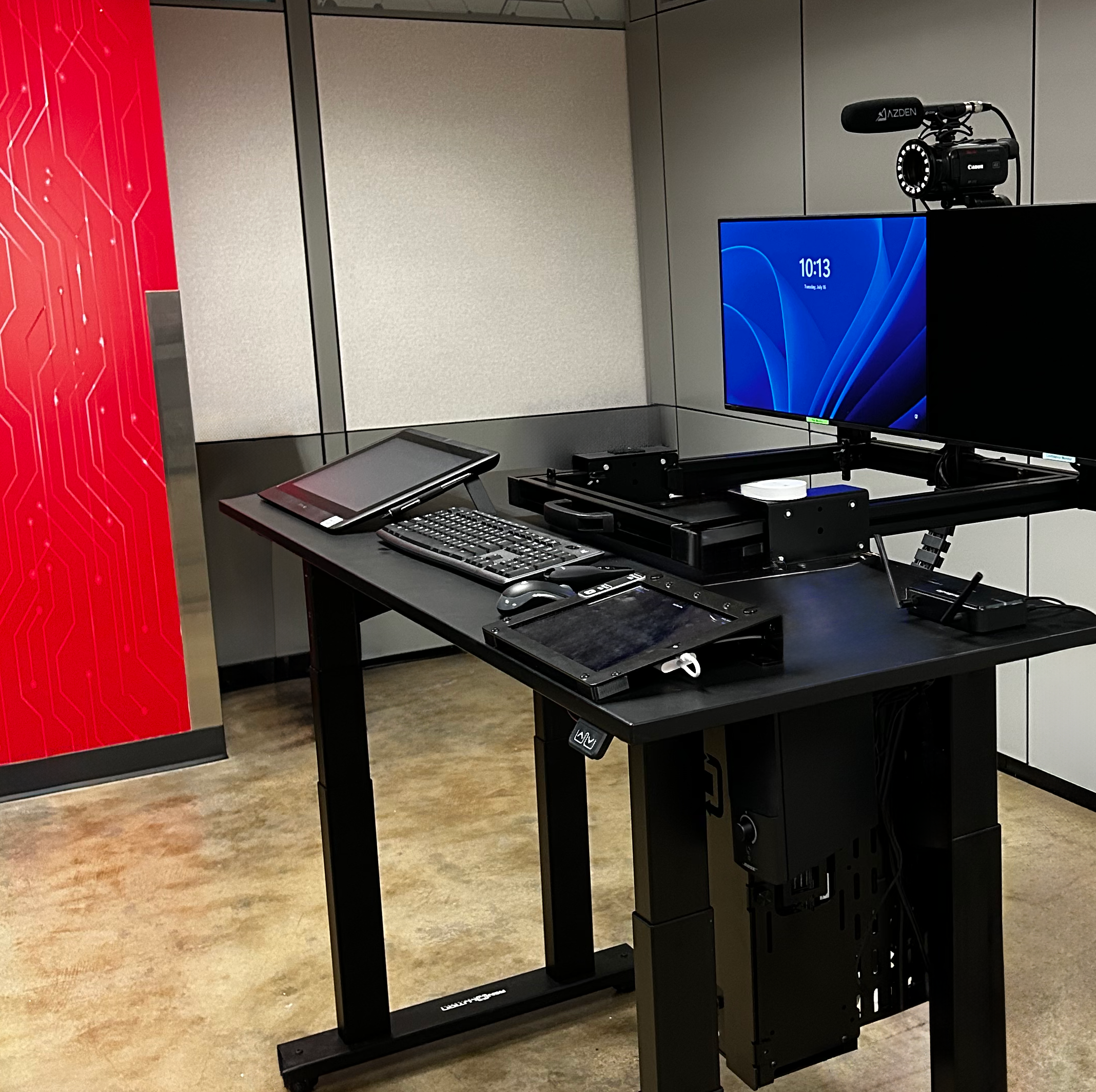 모니터와 카메라를 갖춘 토토사이트 스튜디오 녹음 스테이션.