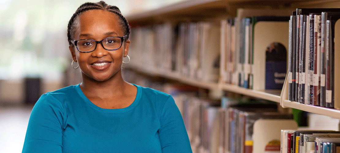 도서관에서 웃고 있는 학생