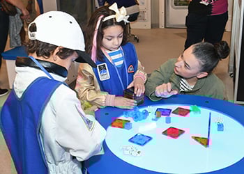 스코비 교육 센터에서 우주 과학 실습 활동에 참여하는 초소형 비행사 학생