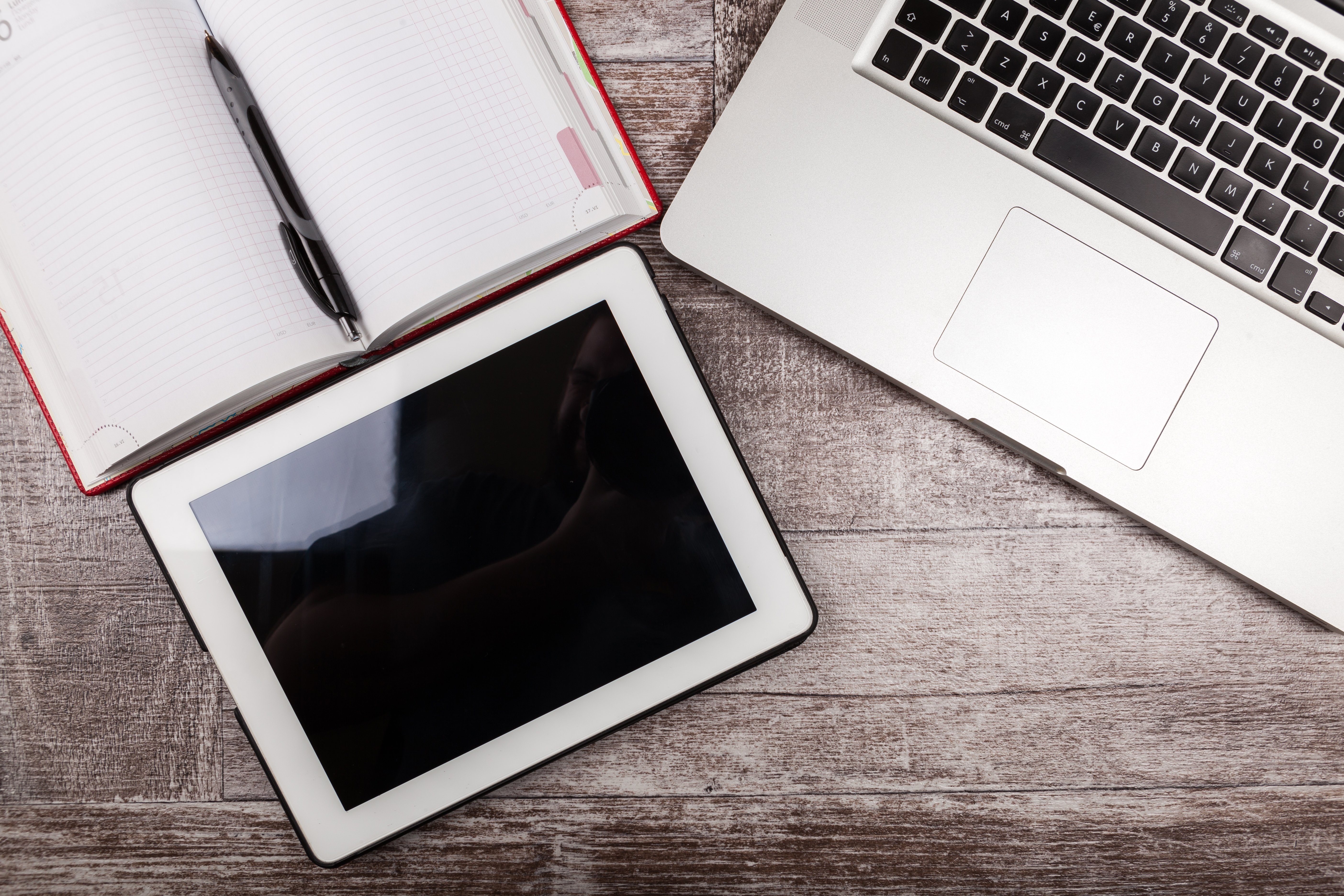 책상 위에 태블릿, 노트북, 노트북