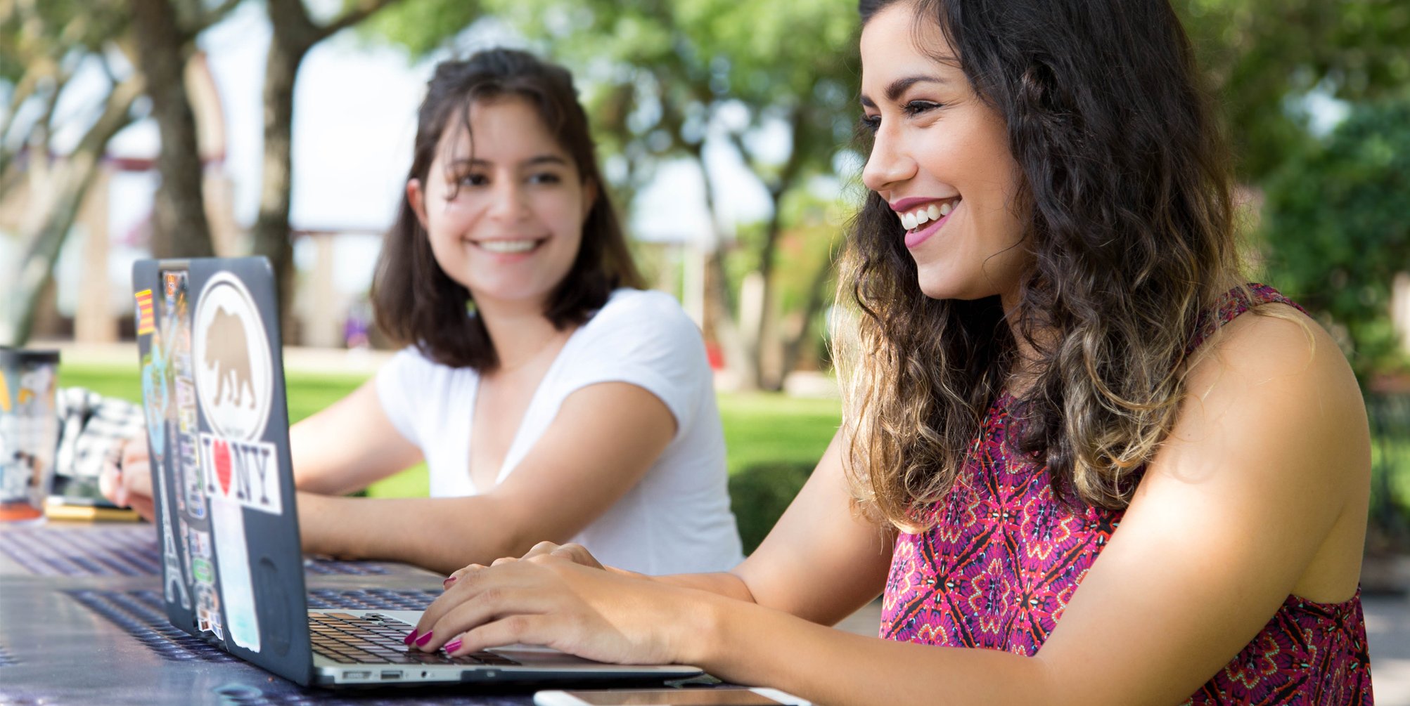 안뜰에 있는 학생들