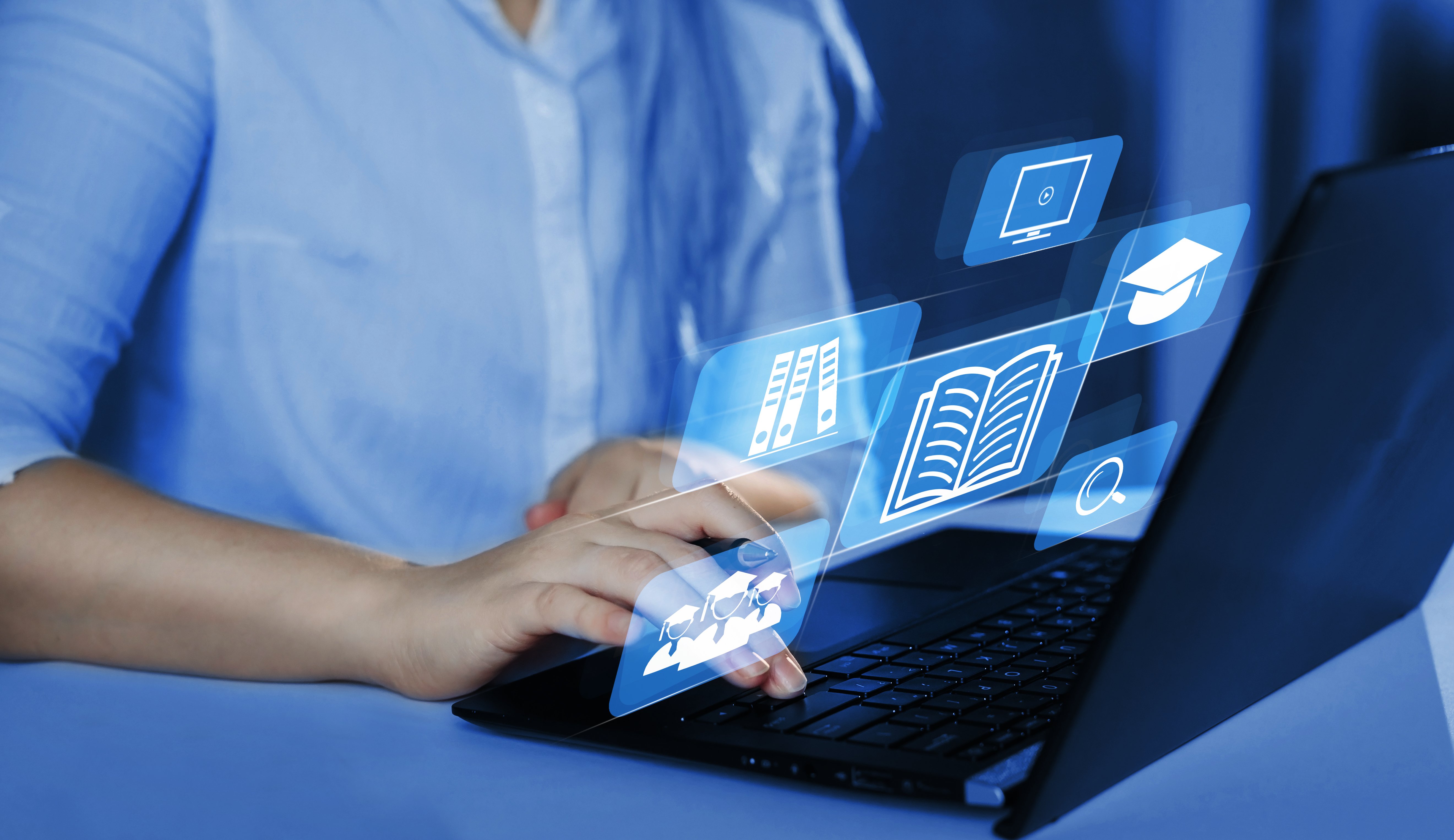 온라인 학습 아이콘이 있는 노트북을 사용하는 사람