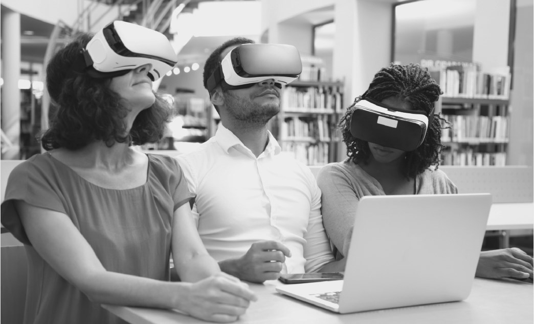 노트북으로 VR 헤드셋을 사용하는 세 사람