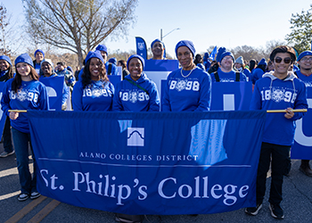 MLK 행진에서 행진하는 SPC 학생들