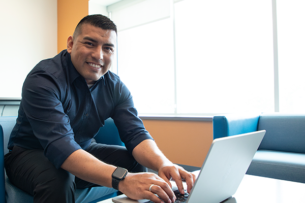 노트북을 사용하는 토토사이트ONLINE 남자 학생 칸디도.