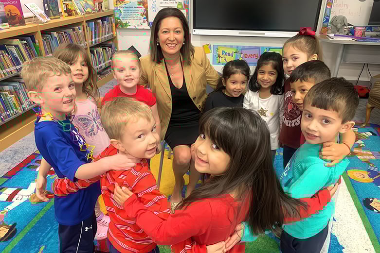 학생들과 함께 있는 이베트 레이나 1