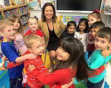 학생들과 함께 있는 이베트 레이나 2.jpg