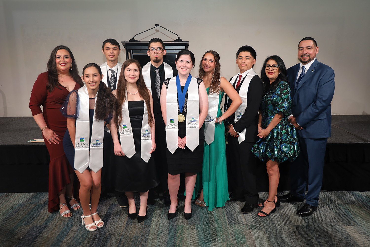 카메라를 보고 웃고 있는 개인 그룹