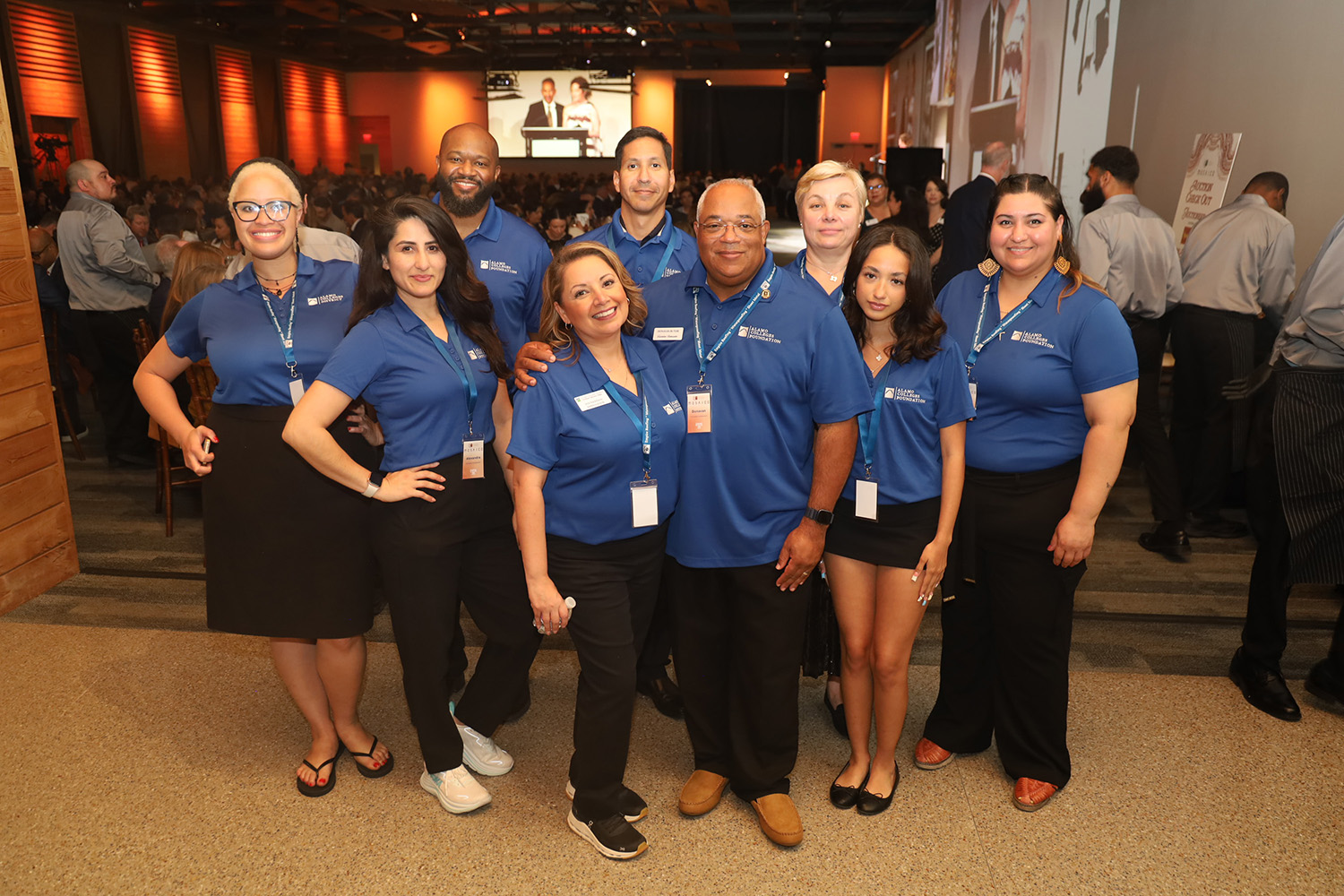 카메라를 보고 웃고 있는 개인 그룹