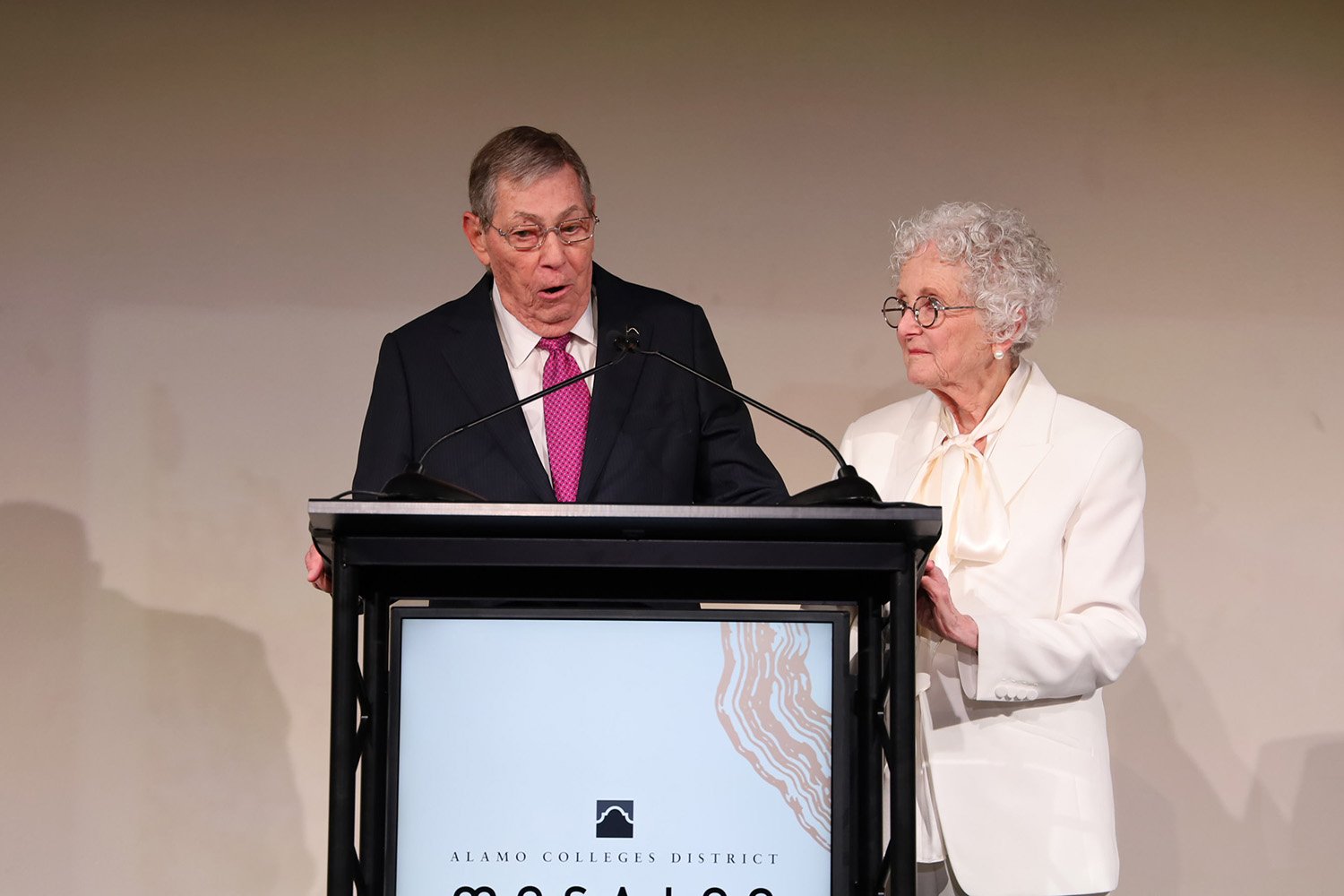 연단에서 연설하는 커플