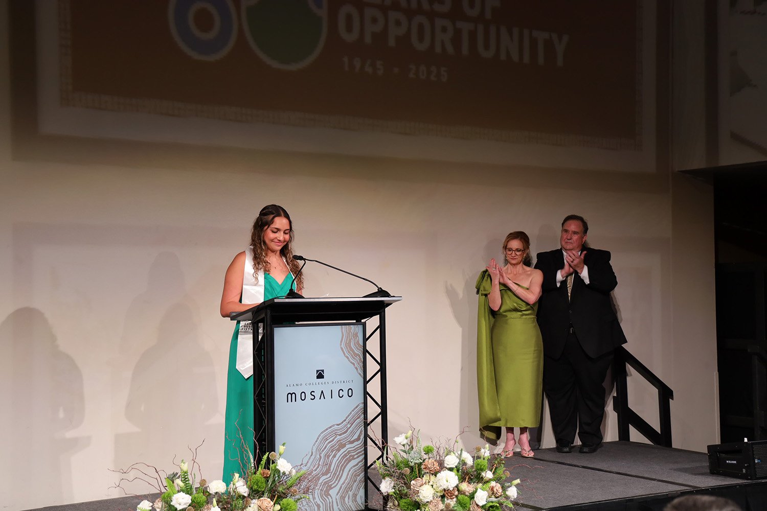 연단에서 웃고 있는 여학생