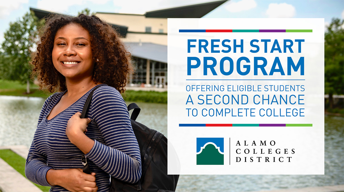 배낭을 들고 있는 여학생