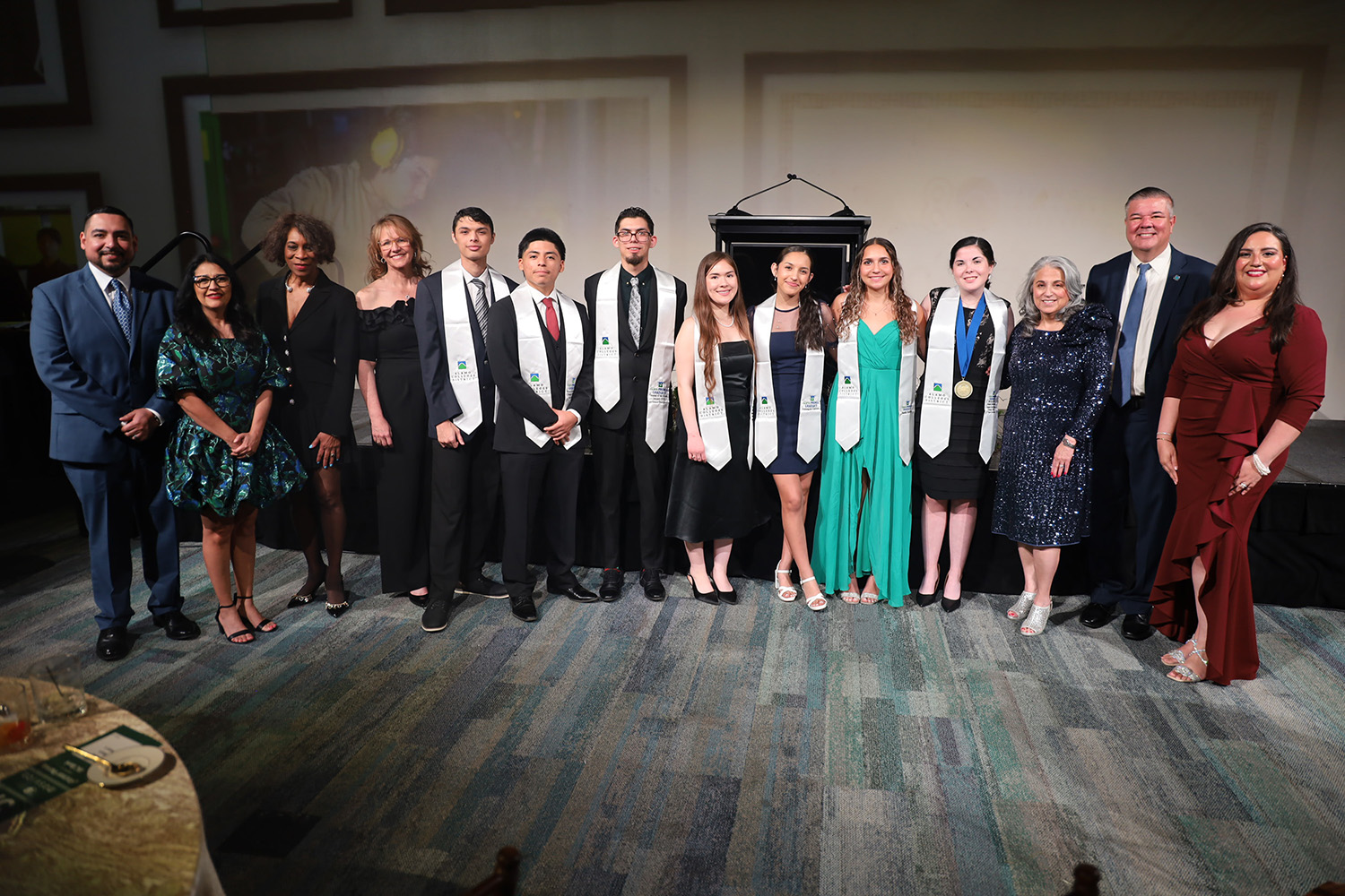 카메라를 보고 웃고 있는 개인 그룹