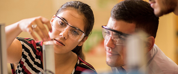 과학 실험실에서 공부하는 학생