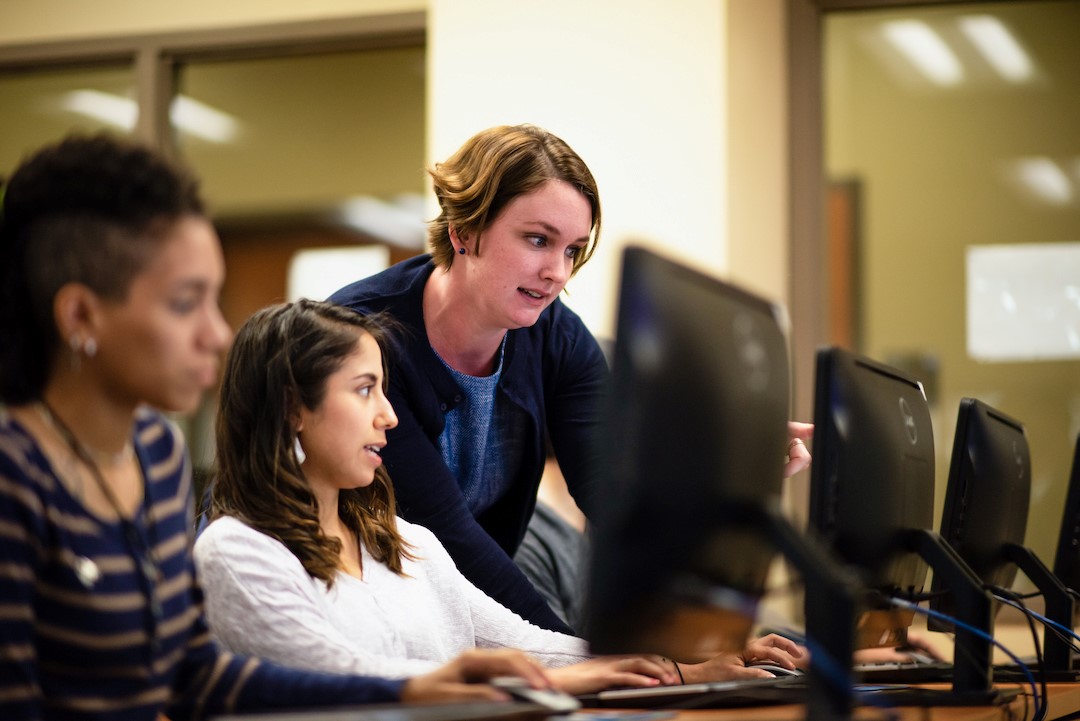 교실에서 학생들을 돕는 토토사이트 교수진