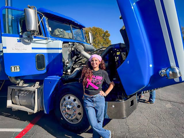 큰 트럭에 탄 알라모 대학 여학생