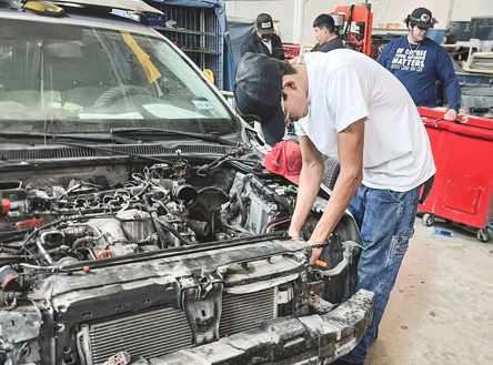 자동차 정비공 남학생