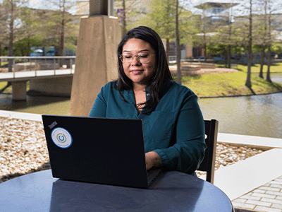 대학에서 노트북으로 공부하는 미아