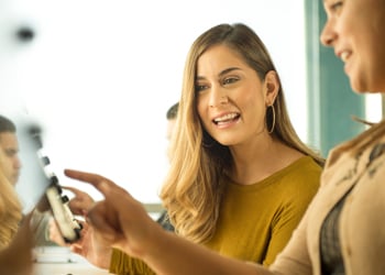 컴퓨터 앞에 있는 토토사이트의 학생들