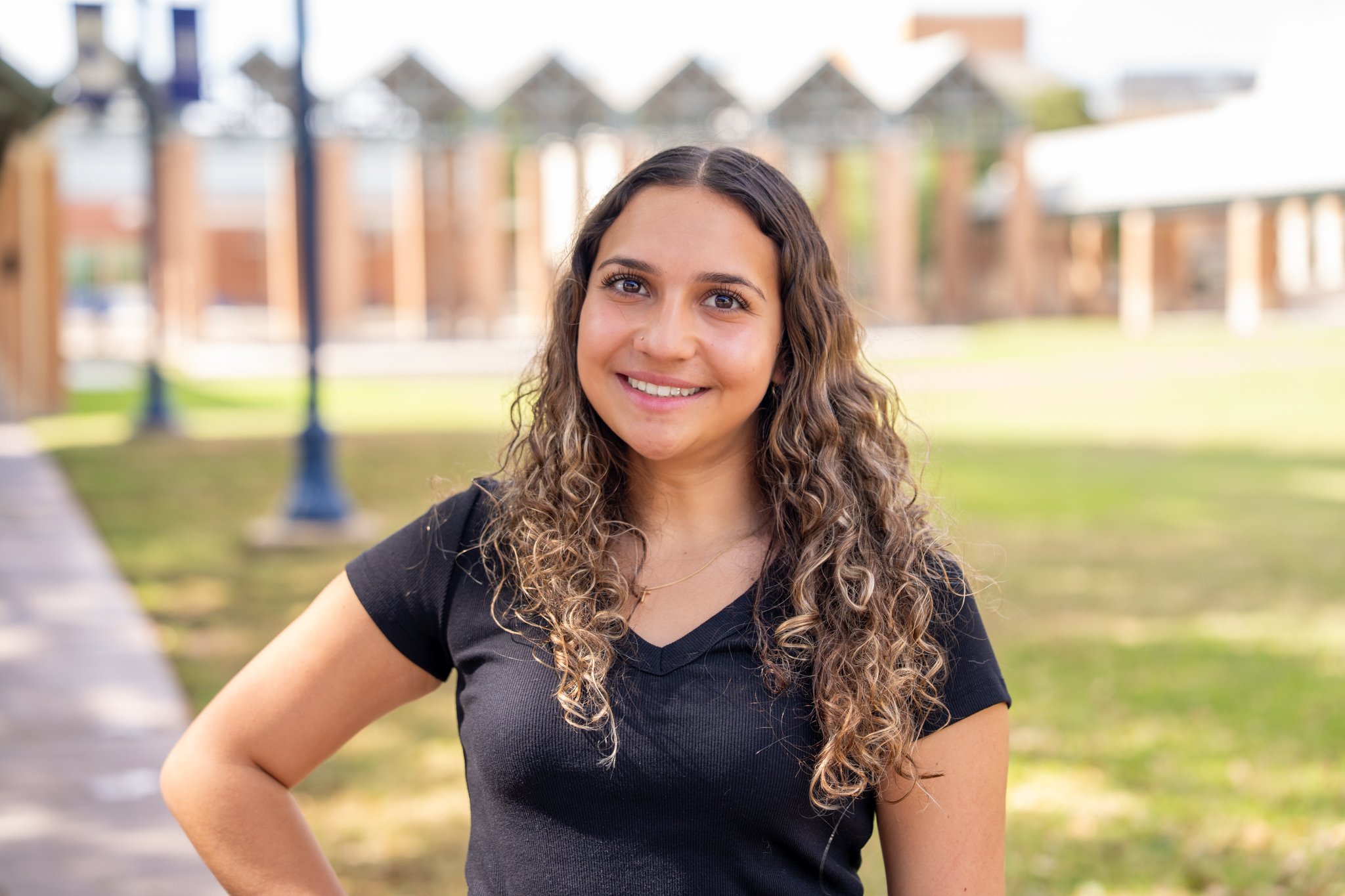 야외에서 사진을 찍는 여성