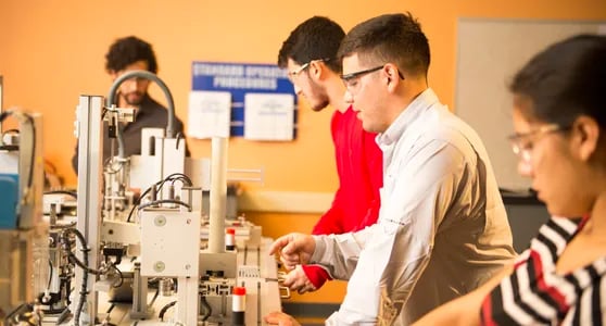 노동시장 동향 실험실 수업을 듣는 학생