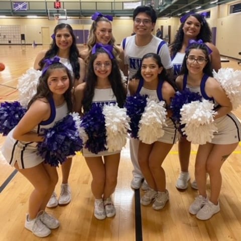 코트 위의 응원팀 사진