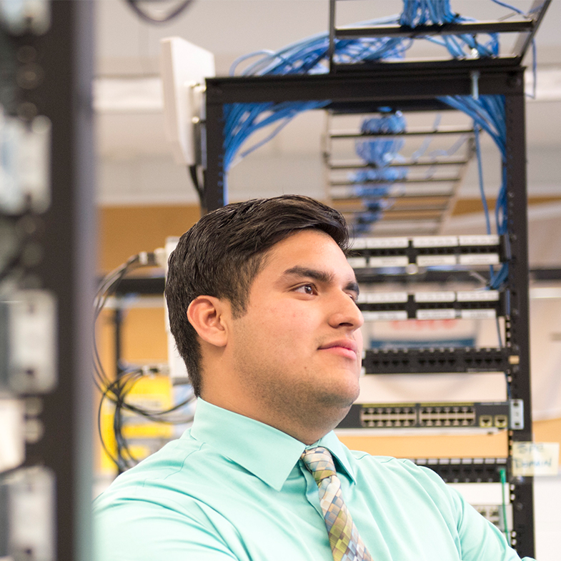 서버와 함께 포즈를 취하는 남학생