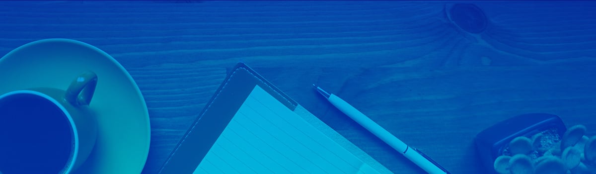 데스크톱의 항공 사진 - 왼쪽에서 오른쪽으로 사진: 커피 컵, 노트북, 다육 식물; 전체 이미지에 파란색 오버레이가 표시됩니다.