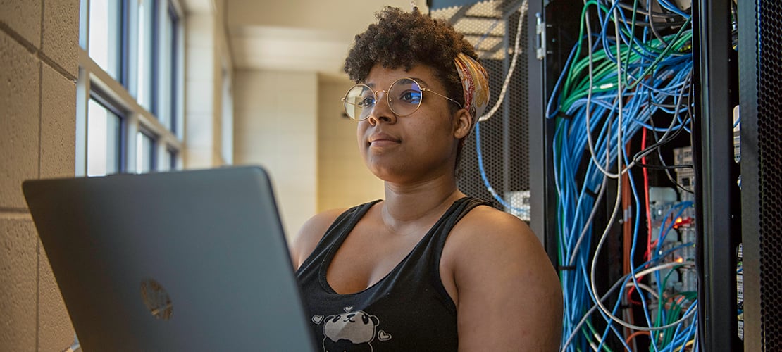 노트북으로 공부하는 학생