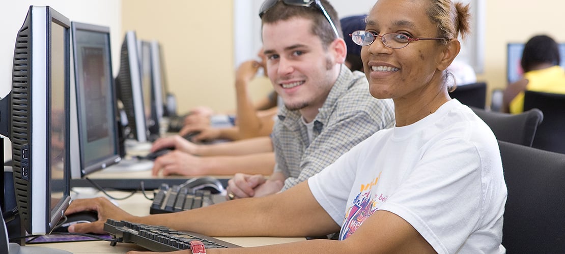 컴퓨터를 사용하는 학생