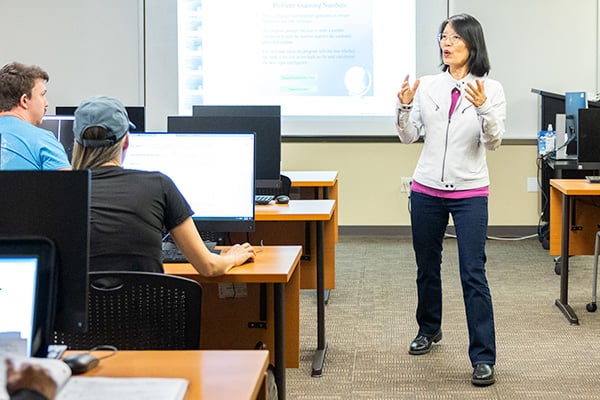 교실에 있는 여대학 교수