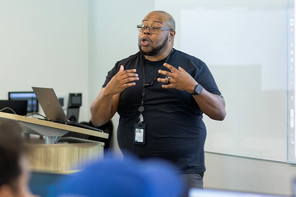 교실 이미지의 남자 대학 교사