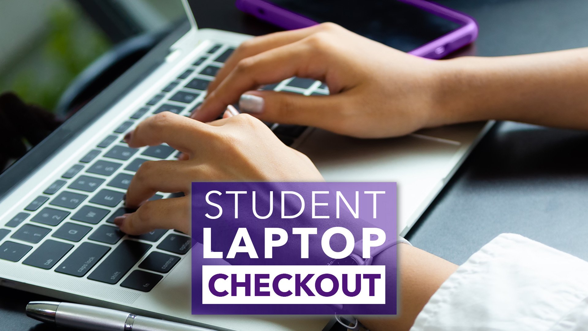 노트북을 들고 있는 토토사이트추천의 사진