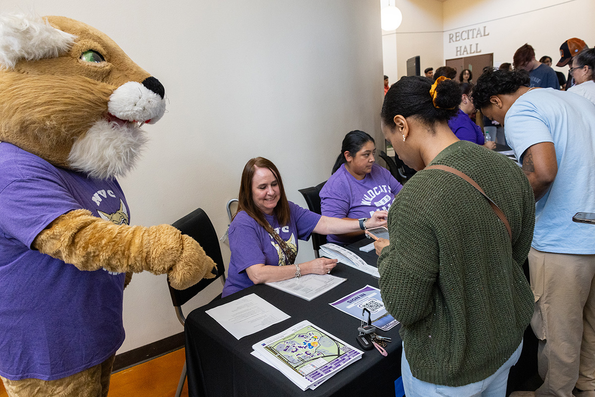 학생들을 돕는 NVC 직원