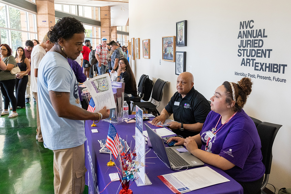 교수진과 직원을 참여시키는 NVC 학생