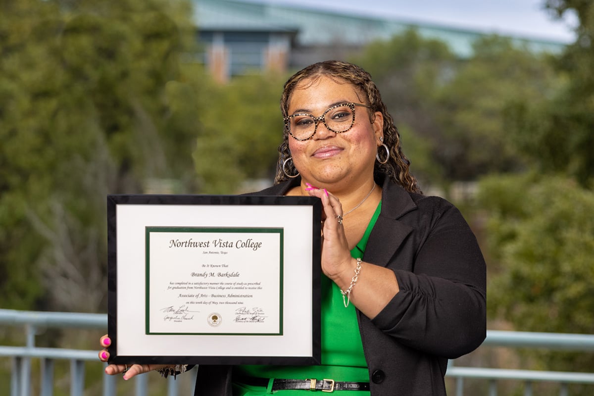 NVC에서 준학사 학위를 취득한 브랜디