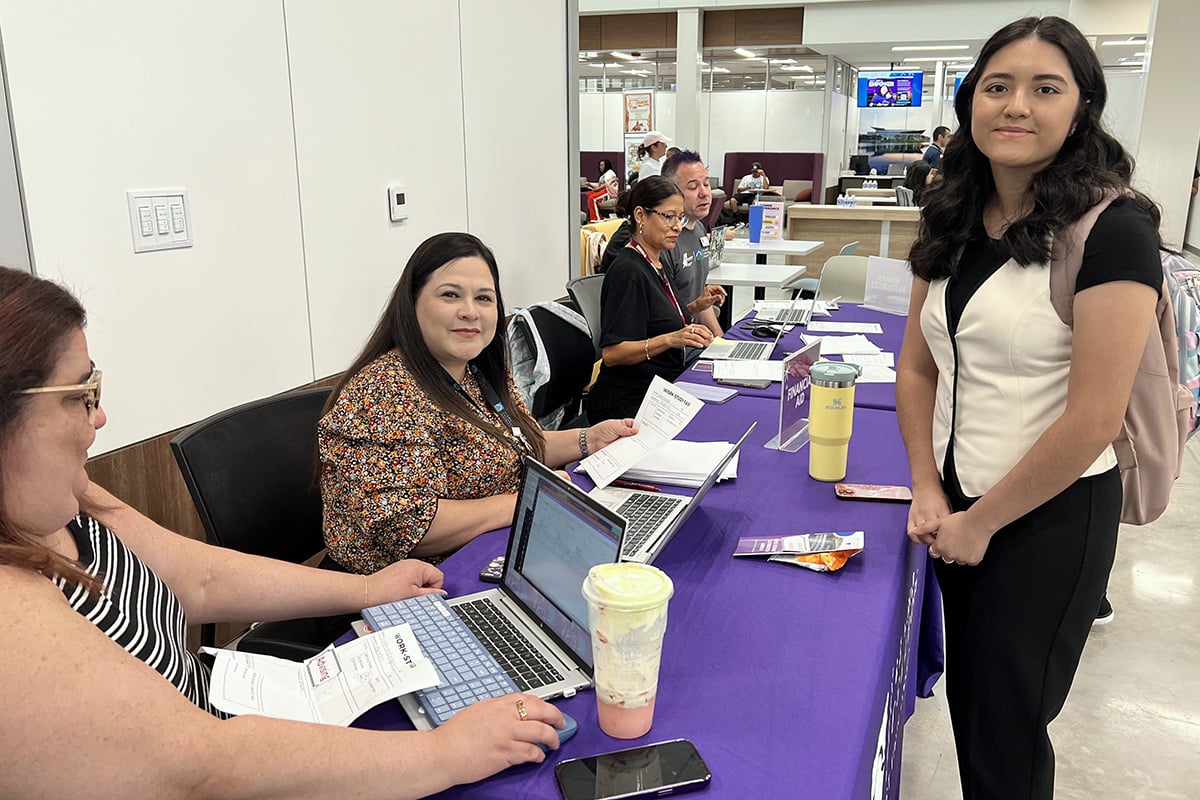 일-학습 박람회 - 도움을 받는 학생들