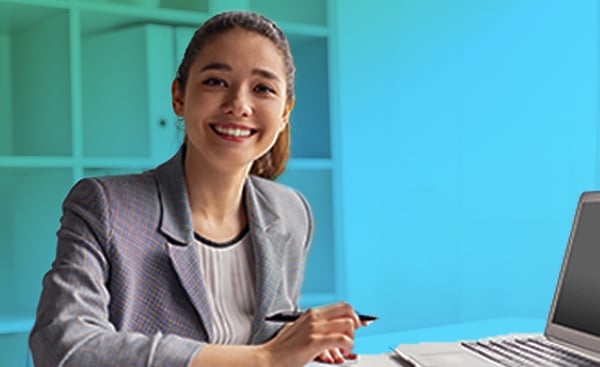 노트북 작업을 하는 학생