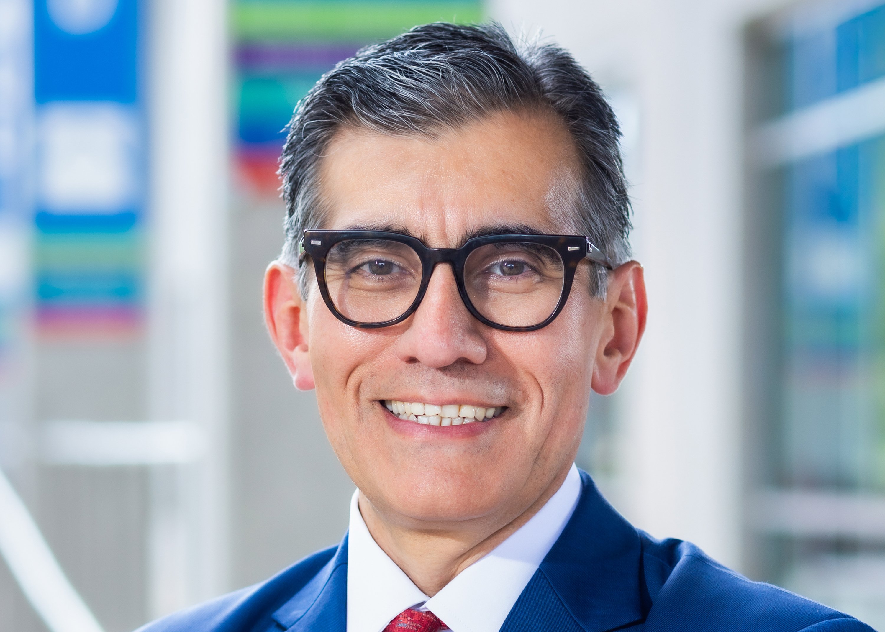 플로레스 박사의 얼굴 사진