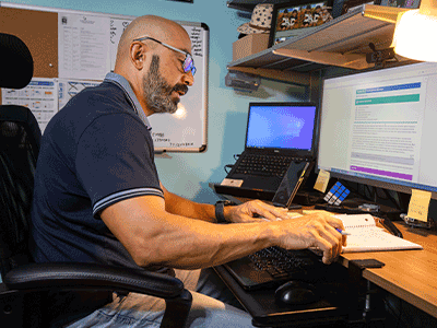 로저가 컴퓨터 책상에 앉아있습니다.png