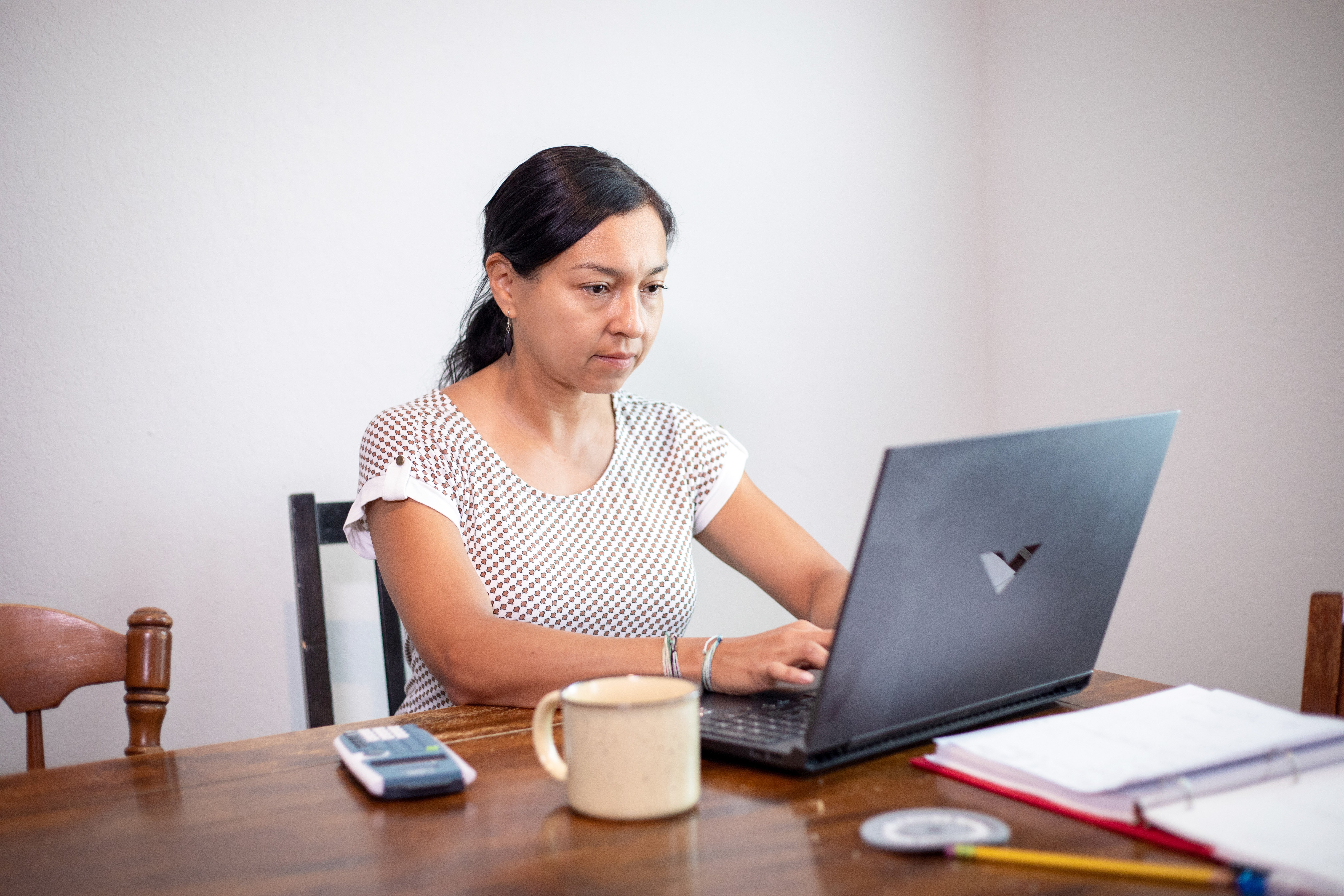 토토사이트 토토사이트s Online Palo Alto 대학생 노트북을 열고 공부하는 중