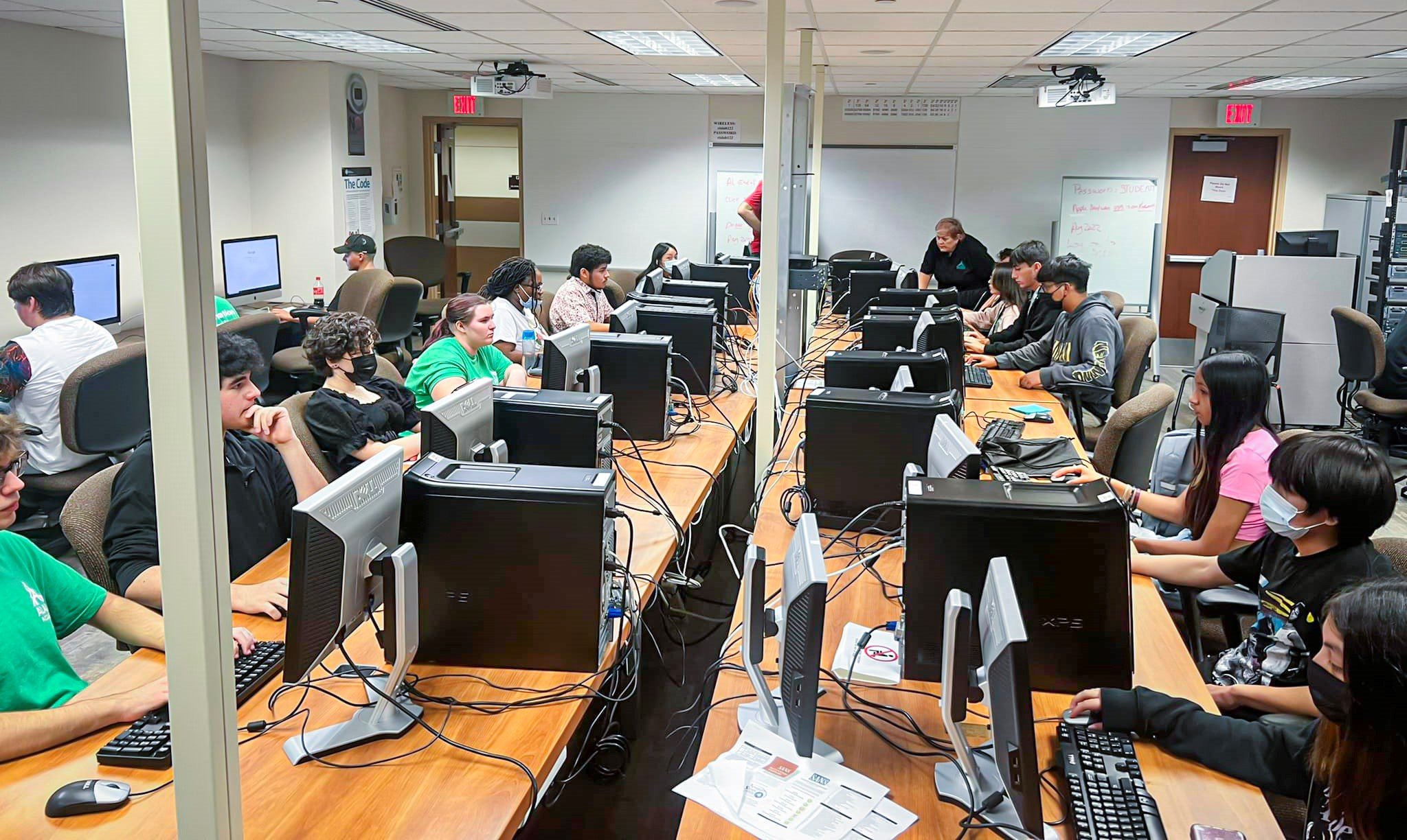 컴퓨터실에 있는 알라모 아카데미 학생들