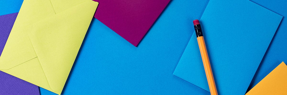 화려한 스티커 메모와 연필