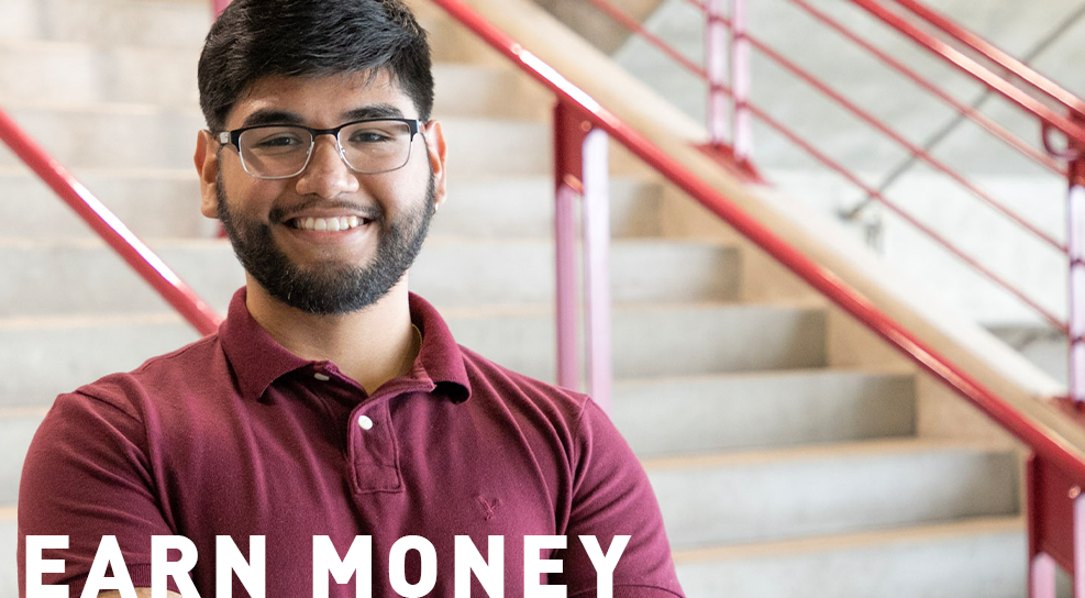 카메라에 웃는 남학생