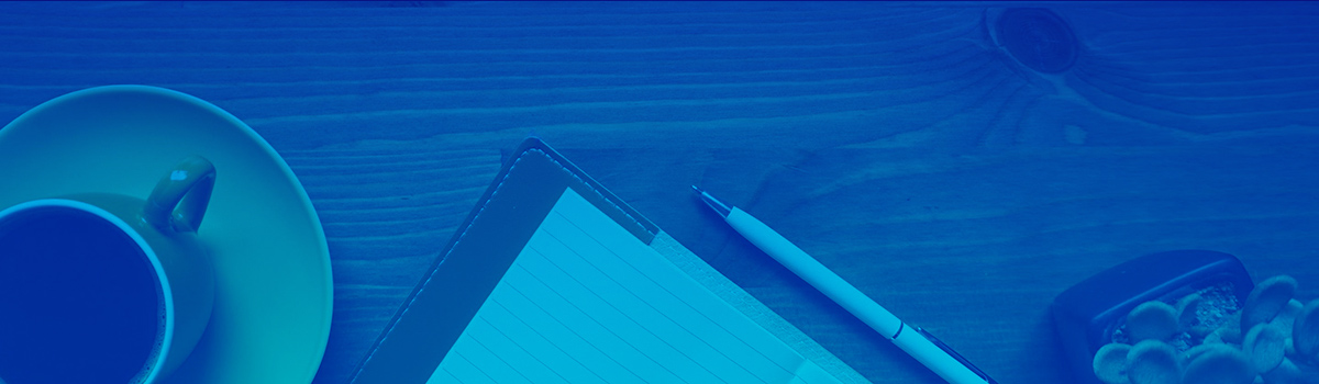 데스크탑의 항공보기 - 왼쪽에서 오른쪽으로 그림 : 커피 컵, 노트북, 즙이 많은; 전체 이미지 위에 파란색 오버레이가 있습니다.